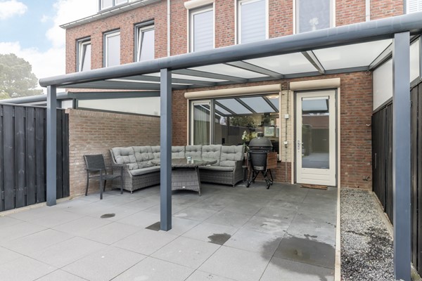 Foto - Te koop: In Landgraaf op een zeer kindvriendelijke locatie bevindt zich deze nette en moderne instapklare energiezuinige tussenwoning uit 2008
